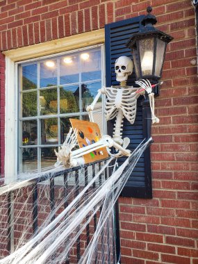 İskelet figürleriyle Cadılar Bayramı Gösterimi. İskeletleri ve ürkütücü dokunuşları olan cesur bir bahçe sahnesi. 