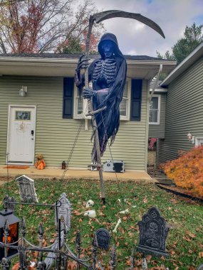 Mevsimsel hikaye anlatımı için yaratıcı ve şenlikli bir Cadılar Bayramı gösterisi. Banliyöde ürkütücü sezonu kutlamak için ideal..