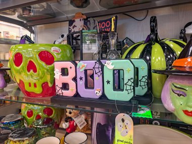 Cadılar Bayramı ürünleriyle dolu bir tatil koridoru. Hayaletler, cadılar, kafatasları ve Boo işaretleri.