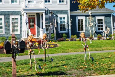Ürkütücü bahçe iskeletleri sonbahar ayarı. Dev bir iskelet, iskelet köpek ve iskelet pervaneleri korkunç bir Cadılar Bayramı havası yaratır..