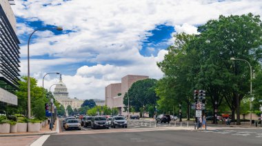 Washington D.C. 'deki ikonik Capitol binası. Bulvar manzaralı..