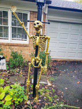 Banliyö Çimlerinde Cadılar Bayramı İskelet Dekorasyonları