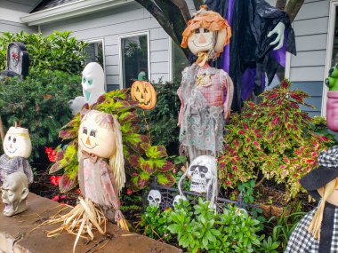 Balkabakları ve hayaletlerle Cadılar Bayramı Bahçesi Dekorasyonu. Banliyö bahçesinde renkli ve eğlenceli dekorasyonlar.