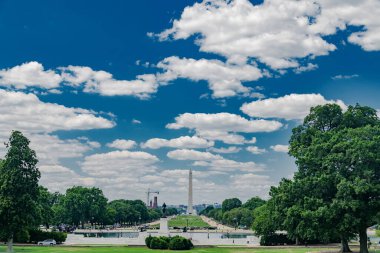 Washington Anıtı ve Ulusal Alışveriş Merkezi açık bir günde. ABD başkentinin tarihi kalbinin ikonik görüntüsü.