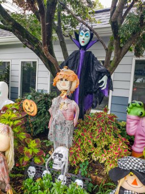 Korkunç ama şirin Cadılar Bayramı Çim Süslemeleri. Mevsimlik ev dekorunda korku ve cazibenin yaratıcı karışımı.