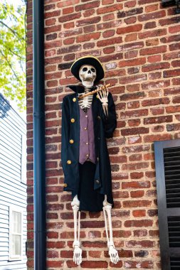 Ürkütücü Duvar Sahnesi Sonbahar Sezonu. İskelet, klasik Amerikan dış görünüşüne karakter katıyor..
