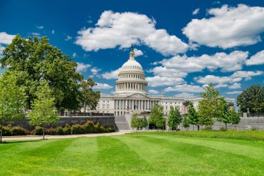 Parlak bir yaz gününde Kongre Binası. Canlı yeşil çimenler ve parlak mavi gökyüzü tarafından çerçevelenmiş ikonik bir yer..