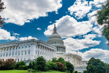 Başkent, ulusal bir özgürlük ve otorite sembolü olarak dimdik ayakta duruyor. Kentsel ufuk çizgisi miras ve kanun yapıcılıkla karşılaşıyor.