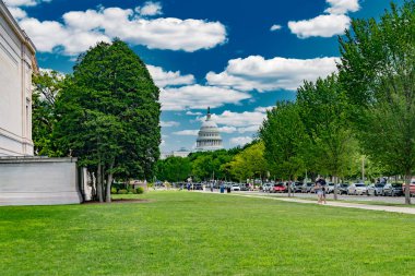Capitol Hill mimarisi bulutsuz bir manzara tarafından çerçevelenmiş. Demokrasiyi ve ulusal kimliği yansıtan vatansever bir şehir..