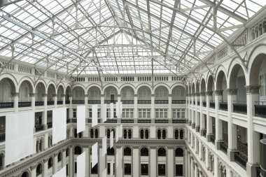 Washington 'daki Waldorf Astoria Oteli' nin Eski Postane Pavyonu 'nun avlusunun cam çatısı..