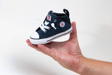Yeni yürümeye başlayan atletler için Mini Converse spor ayakkabıları