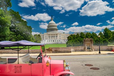 Washington, D.C. 'de gezici bir araba Washington şehir merkezindeki güneşli bir günde Capitol' de park halinde..