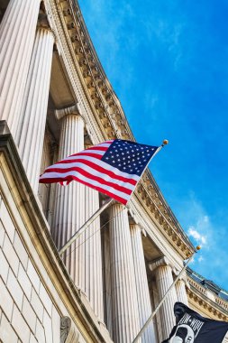 Washington DC 'deki neoklasik hükümet binasında Amerikan bayrağı sallanıyor. Amerika' da özgürlük, vatanseverlik, demokrasi ve ulusal gurur sembolü..