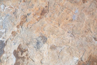 Eskimiş kahverengi taş yüzeyi kaba çatlak dokusu ve toprak tonlarında doğal mineral erozyonu var..