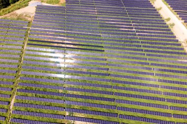 Yeşil enerji üretimi banliyö toplumunda karbon ayak izini azaltıyor.