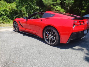Parlak Chevrolet Corvette ile Sporty Design Under Sunlight