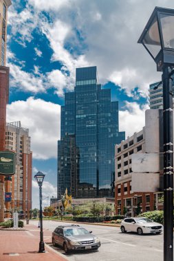 Baltimore Skyline 'da Yüksek Konutlar ve Sokak Aktiviteleri