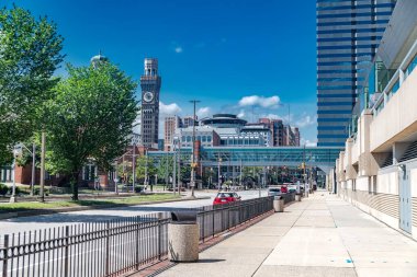 Tipik Doğu Yakası ABD Şehir Merkezi Trafik Işıkları, Kaldırımlar ve Baltimore Şehir Manzaralı Ofis Binaları.