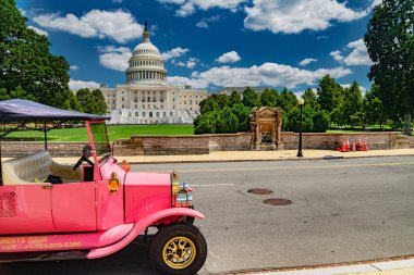 Washington anıtlarının eski araba turu. Washington, D.C. 'deki Kongre binasında üstü açık gezici bir araba..