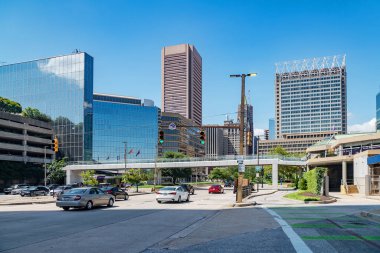 Yol, Ağaçlar ve Ofis Binalarıyla Baltimore Kentsel Arazisi