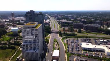 Downtown Tysons, Virginia 'daki modern binalar. Ofisler ve gökdelenler. Drone videosu.