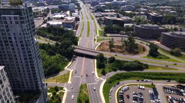 Tysons, Virginia şehir merkezinin mimarisi. Gökdelenler, duvarlar ve binaların cepheleri. Yukarıdan görüntüle.