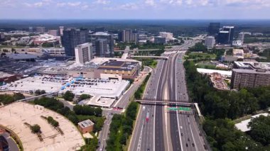 Yoğun trafiği olan çok şeritli otoyol. Yukarıdan görüntüle. 