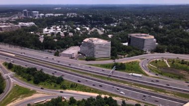 Yoğun trafiği olan çok şeritli otoyol. Yukarıdan görüntüle.