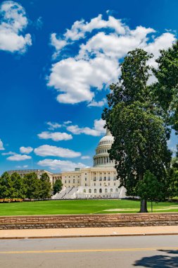 Yapraklı dalların arasından görünen tarihi Meclis Binası