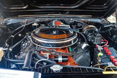 Cilalanmış krom ve güçlü bir eski kaslı arabanın kaputunun altında 