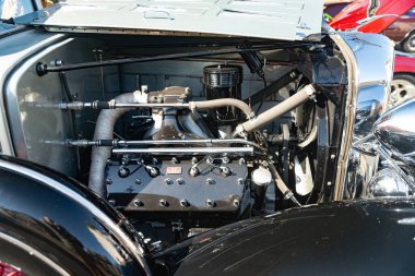 Tamir edilmiş bir arabanın motor bölmesinde mekanik güç ve retro tasarım..