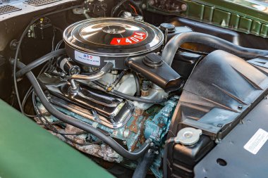 Yarışa hazır eski bir yarış arabasının açık kaputunun altında tamir edilmiş bir motor..