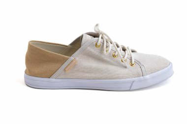 Tommy Hilfiger 'ın minimalist beyaz spor ayakkabıları günlük moda için çok yönlü bir görünüm sunuyor.. 