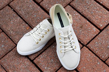 Kalıplı Tommy Hilfiger spor ayakkabıları. Krem yükselticiler, bej topuklu paneller ve beyaz orta tabanlar..