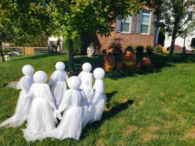 Asılı Hayaletler ve Mezar Taşlarıyla Cadılar Bayramı Bahçesi Dekorasyonları