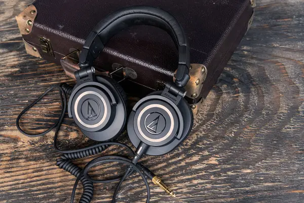 Ses-Teknik Stüdyo kulaklıkları, analog prize bağlı. Müzik prodüksiyonu ve işitsel dinleme için Hi-Fi siyah kulaklıklar.