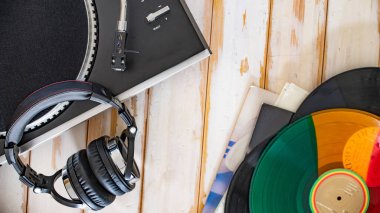 Retro ses ekipmanları ve klasik siyah vinil disklerin yer aldığı analog müzik setinin kapanışı