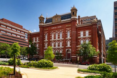Yaz bitkileri ve Washington 'daki yüksek ofis binalarıyla temiz şehir parkı.