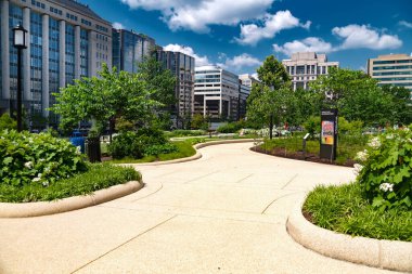 Washington DC 'de yeşil peyzaj ve modern mimari ile şehir parkı yolu