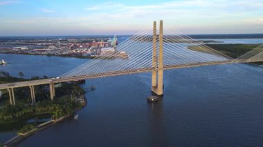 Zarif kablo destekli köprü geniş nehri kapsıyor. Jacksonville altyapısı manzaralı güzellikle buluşuyor..