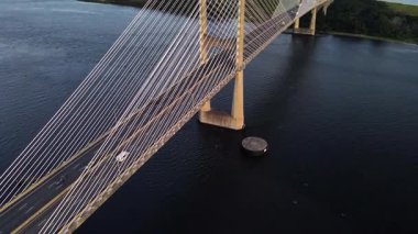 Jacksonville 'deki kablo destekli köprünün çarpıcı hava görüntüsü. Altın gün batımı yapıyı sıcak ışıkta yıkar..