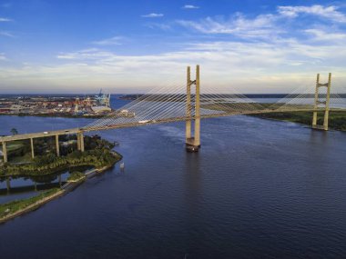 Parlak mimari çizgiler ve yüksek sütunlar ufuk çizgisine hakim. Modern mühendislik harikası ulaşım güzelliğini vurguluyor.