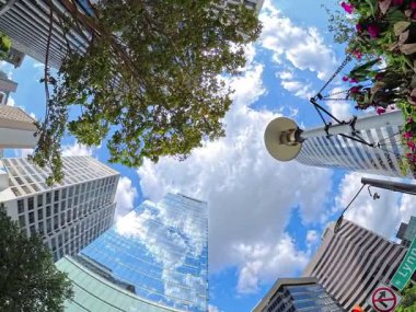 Rosslyn 'de dramatik bir gökyüzü manzarası var. Virginia gökdelenlerinde mavi gökyüzü ve bulutlar yansıyor. 4K Zaman Çizelgesi