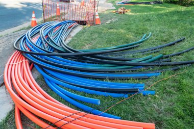 Yeraltı elektrik tesisatı için organize renkli borular