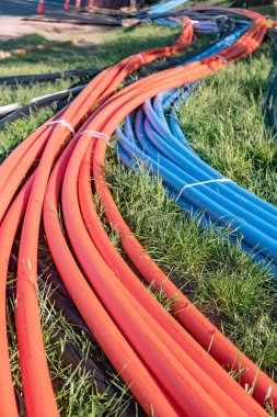 Çimenli bir yüzey boyunca ağ altyapı boruları hizalandı