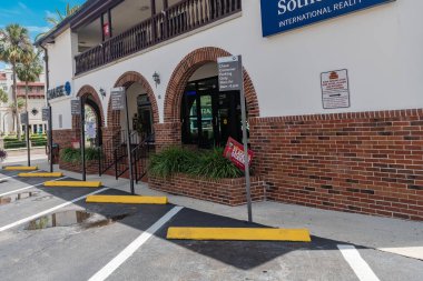 Chase Bank 'ın dış yüzeyi St. Augustine sahillerinde yemyeşil peyzajlarla kaplı.