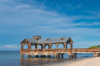 Key West 'te manzaralı boş bir sahil, mükemmel bir tropikal kaçış ortamı.