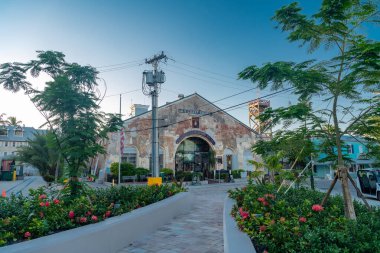 ABD sahil güvenliğinin tarihi tuğla binası Key West, Florida 'da çiçeklerle çevrili.