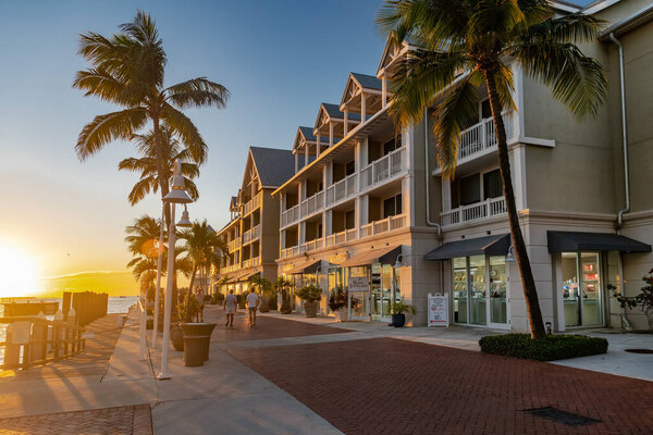 Курортный отель на набережной в Ки-Уэст-Флориде в золотой час