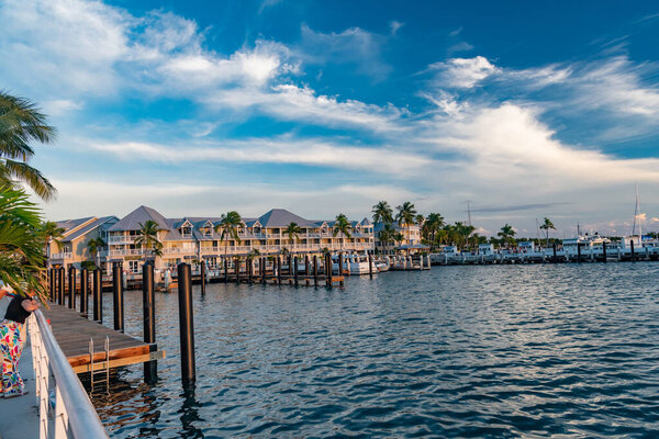 Туристы прогуливаются возле высококлассного отеля на набережной в тропическом Ки-Уэст Флорида